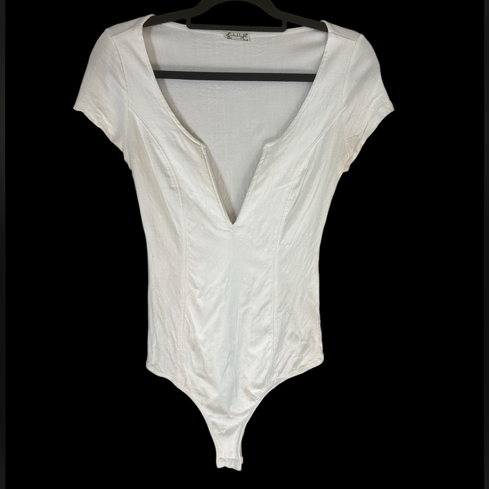 Women’s Free People Textured Wired V - Plunging Body Suit
Size - S